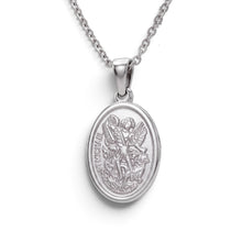 Cargar imagen en el visor de la galería, Collar con medalla ovalada de San Miguel Arcángel en relieve venciendo al demonio, acabado plateado, de Llena de Gracia
