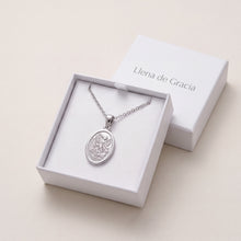 Cargar imagen en el visor de la galería, Collar con medalla ovalada de San Miguel Arcángel en relieve venciendo al demonio, acabado plateado, de Llena de Gracia
