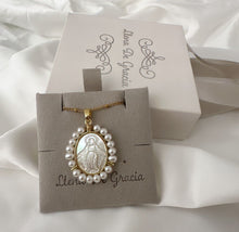 Load image into Gallery viewer, Cadena con dije Virgen Maria con perlas
