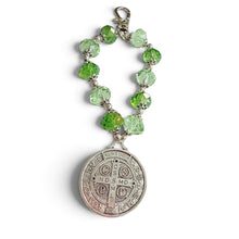 Load image into Gallery viewer, Denario en cristales verdes con medalla de San Benito, de Llena de Gracia
