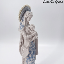 Cargar imagen en el visor de la galería, Virgen de la Salud Lirio
