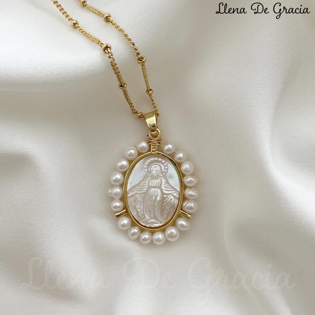 Cadena con dije Virgen Maria con perlas