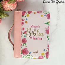 Cargar imagen en el visor de la galería, Sagrada Biblia con estuche Rosado
