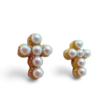 Cargar imagen en el visor de la galería, Aretes en forma de cruz Llena de Gracia chapados en oro de 18k con perlas incrustadas, diseño elegante hipoalergénico.
