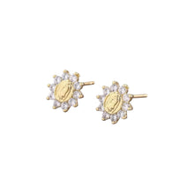 Cargar imagen en el visor de la galería, Aretes Llena de Gracia tipo stud en oro vermeil con relieve de la Virgen de Guadalupe y halo de cristales blancos
