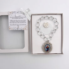 Load image into Gallery viewer, Bendición Llena de Gracia con cuentas de cristal transparente y medalla bordada de la Virgen María Auxiliadora
