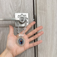 Load image into Gallery viewer, Bendición Llena de Gracia con cristales transparentes y medalla bordada de la Virgen María Auxiliadora en una mano
