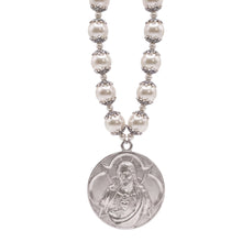 Cargar imagen en el visor de la galería, Bendición de hogar Llena de Gracia con perlas beige y medalla de rodio de Jesús y María para colgar en puertas.
