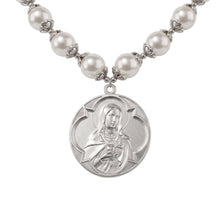 Cargar imagen en el visor de la galería, Bendición de hogar Llena de Gracia con perlas beige y medalla de rodio de Jesús y María para colgar en puertas.
