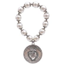 Cargar imagen en el visor de la galería, Bendición para puerta Llena de Gracia con perlas blancas y dije de Sagrado Corazón en rodio para protección del hogar
