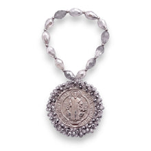 Cargar imagen en el visor de la galería, Bendición de hogar con medalla de San Benito en plata esterlina y cristales artesanales para colgar.
