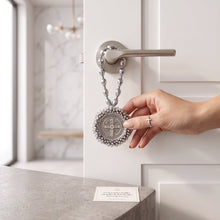 Cargar imagen en el visor de la galería, Bendición de hogar Llena de Gracia con medalla de San Benito en plata esterlina y cristales colgada en una puerta
