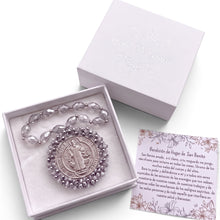 Cargar imagen en el visor de la galería, Bendición de hogar Llena de Gracia con medalla de San Benito en plata esterlina y cristales bordados en caja regalo

