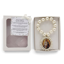 Cargar imagen en el visor de la galería, Bendición de hogar Llena de Gracia con medalla de la Virgen de la Dulce Espera bordada en perlas y caja de regalo.

