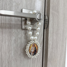 Cargar imagen en el visor de la galería, Bendición de hogar Llena de Gracia con medalla de la Virgen de la Dulce Espera bordada en perlas para puerta
