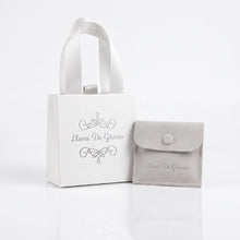Cargar imagen en el visor de la galería, Bolsa de regalo blanca y estuche de gamuza gris con el logo de Llena de Gracia para joyería religiosa
