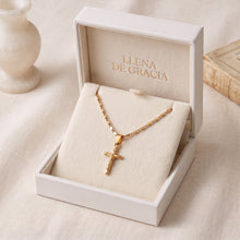 Load image into Gallery viewer, Cadena con dije de Cristo Llena de Gracia en oro 18k, presentada en estuche blanco para primera comunión.
