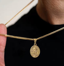 Load image into Gallery viewer, Collar Llena de Gracia con cadena cubana y medalla dorada de la Virgen de Fátima y los pastorcitos en oro 14k
