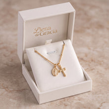 Cargar imagen en el visor de la galería, Cadena Llena de Gracia chapada en oro 18k con dije de la Medalla Milagrosa y cruz en estuche de regalo blanco
