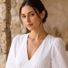 Cargar imagen en el visor de la galería, Mujer con cadena Llena de Gracia de oro 18k con dije de la Virgen Milagrosa y cruz, estilo elegante y espiritual.
