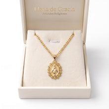 Cargar imagen en el visor de la galería, Cadena Llena de Gracia laminada en oro 14k con dije de la Virgen de la Medalla Milagrosa en estuche de regalo
