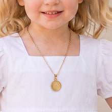 Load image into Gallery viewer, Niña luciendo cadena con dije de San Benito en baño de oro 14k de Llena de Gracia, diseño elegante y atemporal.
