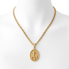 Load image into Gallery viewer, Cadena cubana Llena de Gracia con medalla ovalada de la Virgen de Fátima chapada en oro 14k sobre maniquí
