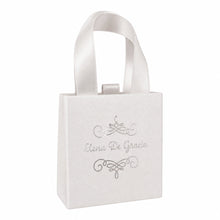 Cargar imagen en el visor de la galería, Cajita de regalo blanca con asa de cinta satinada y logo de la marca Llena de Gracia en color plata
