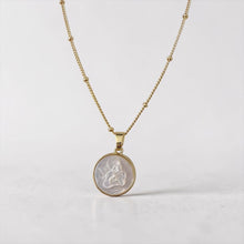 Cargar imagen en el visor de la galería, Collar Llena de Gracia con dije de ángel en madreperla y cadena satélite enchapada en oro de 18k
