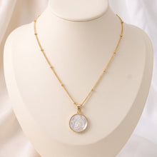 Cargar imagen en el visor de la galería, Collar Llena de Gracia con dije de ángel en madreperla y cadena satélite enchapada en oro de 18k sobre busto
