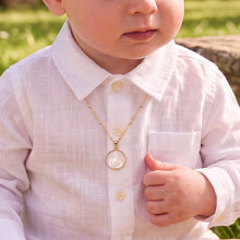 Cargar imagen en el visor de la galería, Collar Llena de Gracia con dije de Angel Guardián en madre perla y cadena de oro 18k en cuello de niño
