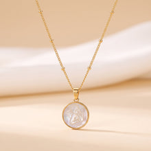Cargar imagen en el visor de la galería, Collar Llena de Gracia con dije de ángel en madreperla y cadena satélite enchapada en oro de 18k
