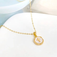 Cargar imagen en el visor de la galería, Collar Llena de Gracia con dije de cruz pequeña sobre base circular de madreperla y baño de oro 18k
