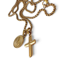 Cargar imagen en el visor de la galería, Collar Llena de Gracia con cadena de eslabones, dije de cruz y medalla de manos en oración chapado en oro 18k
