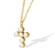 Load image into Gallery viewer, Collar Llena de Gracia con dije de cruz pequeña, perlas naturales y bisel en baño de oro 14k, diseño elegante.
