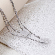 Cargar imagen en el visor de la galería, Collar unisex Llena de Gracia con dos escapularios de acero quirúrgico y rodio, diseño de cadena larga de 68 cm.
