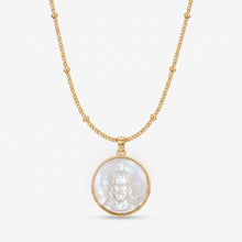 Cargar imagen en el visor de la galería, Cadena Llena de Gracia con medalla redonda de Jesús Nazareno en madre perla y bisel chapado en oro de 18k
