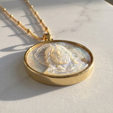 Cargar imagen en el visor de la galería, Collar Llena de Gracia con medalla redonda de Jesús Nazareno en madre perla y bisel chapado en oro de 18k
