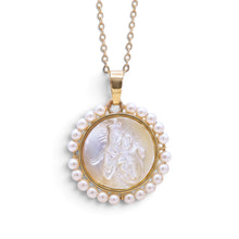 Cargar imagen en el visor de la galería, Collar Llena de Gracia con medalla ovalada de madre perla, bisel en oro 18k y borde de perlas naturales blancas
