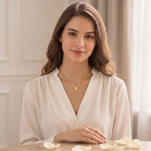Load image into Gallery viewer, Mujer luciendo collar Rosario Dios de Maria de Llena de Gracia con baño en oro 18k y dije de la Virgen Milagrosa.

