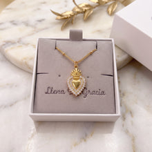 Cargar imagen en el visor de la galería, Collar Llena de Gracia con dije de Sagrado Corazón en acero bañado en oro con cristales brillantes en caja de regalo
