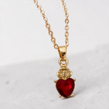 Cargar imagen en el visor de la galería, Collar Llena de Gracia con dije de Sagrado Corazón en cristal rojo y enchapado en oro 18k con cadena de balines
