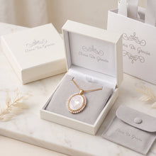 Load image into Gallery viewer, Collar Llena de Gracia con medalla de Sagrado Corazón en madre perla, bisel chapado en oro 18k y perlas naturales.
