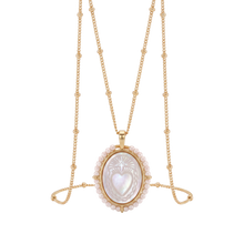 Load image into Gallery viewer, Collar Llena de Gracia con medalla de Sagrado Corazón en madre perla, bisel chapado en oro 18k y borde de perlas.
