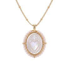 Load image into Gallery viewer, Collar Llena de Gracia con medalla de Sagrado Corazón en madre perla, bisel chapado en oro 18k y borde de perlas.
