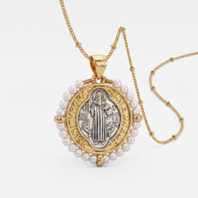 Cargar imagen en el visor de la galería, Collar Llena de Gracia con medalla de San Benito en plata y oro 18k rodeada de perlas pequeñas y cadena dorada.
