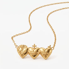 Cargar imagen en el visor de la galería, Collar Llena de Gracia con dije de tres Sagrados Corazones en oro vermeil de 18k sobre cadena delicada brillante

