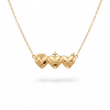 Cargar imagen en el visor de la galería, Collar Llena de Gracia con dije de los Tres Sagrados Corazones en oro vermeil de 18k y cadena delicada brillante
