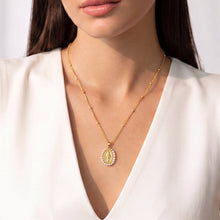 Load image into Gallery viewer, Collar Llena de Gracia con dije de Virgen Milagrosa en oro 18k y perlas naturales sobre modelo con blusa blanca
