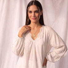 Load image into Gallery viewer, Modelo luciendo collar Llena de Gracia con dije de Virgen Milagrosa en oro 18k y perlas naturales sobre blusa blanca
